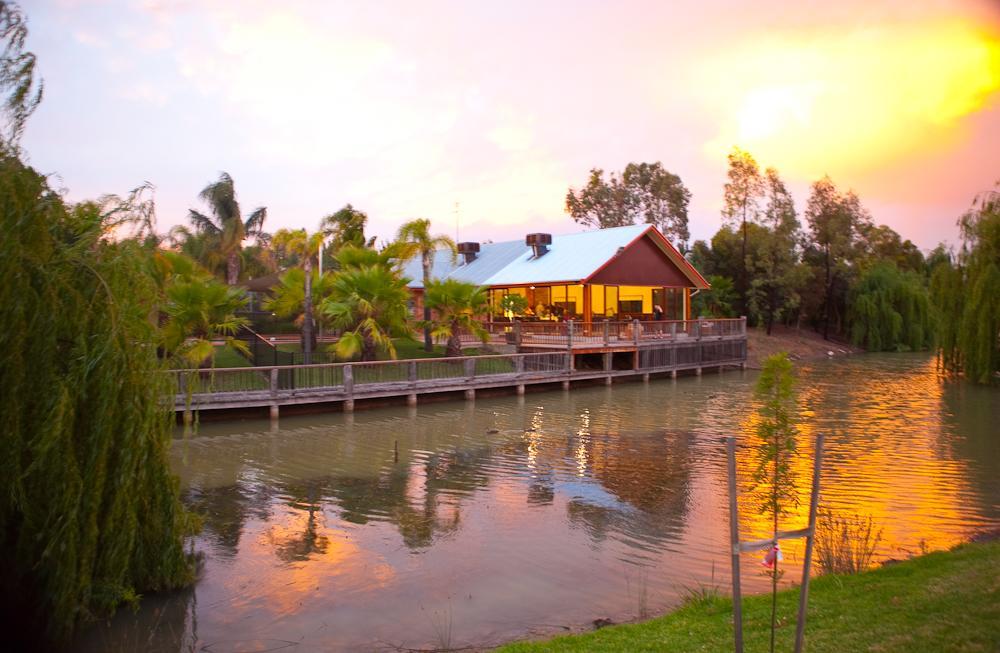 Отель Perricoota Vines Retreat Моама Экстерьер фото